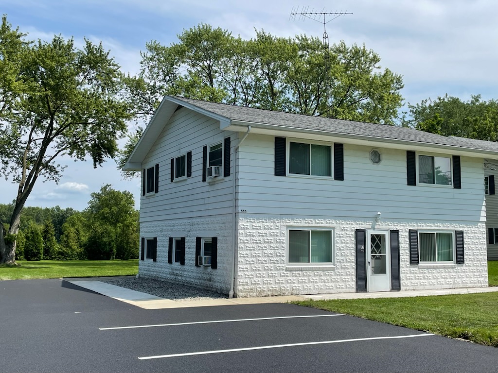 555 South College Drive–Lawnview Apartments–1 Bedroom – BG Rentals